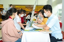 Tăng đãi ngộ để thu hút lao động
